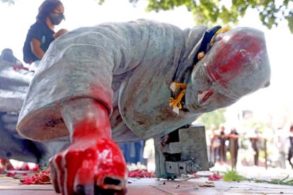 Estatua de San Junípero Serra derribada en Los Ángeles / Los Angeles Times