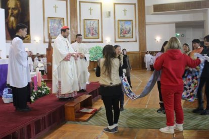 El manto confeccionado con telas enviadas por todos los católicos de Mongolia fue entregado a la Virgen en la festividad de la Inmaculada Concepción.