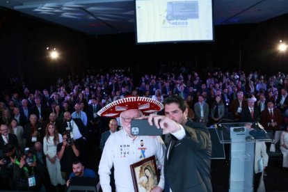 Durante el desarrollo del CPAC, Eduardo Verástegui (derecha), entregó al expresidente de Polonia Lech Walesa un sombrero "charro" y un marco con las imágenes de San Juan Pablo II y la Virgen de Guadalupe.