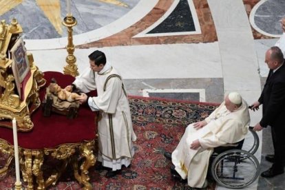 Francisco explicó que el sentido de la Navidad se encuentra en la meditación sobre lo que significa el pesebre. Foto: Vatican Media.
