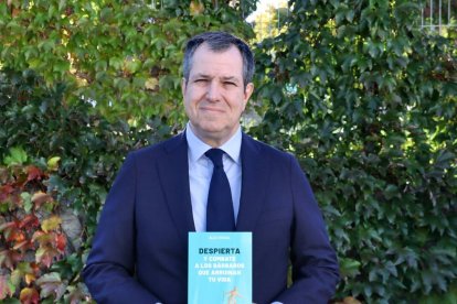 'Despierta y combate a los bárbaros que arruinan tu vida' (LibrosLibres): el libro de Álex Rosal es un diagnóstico de situación y un manual de resistencia frente a la barbarie globalista que busca destruir la civilización.