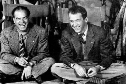 Frank Capra, en la pausa de un rodaje junto con James Stewart, el actor que, junto con Gary Cooper, mejor encarnó los principios que el director quiso transmitir con su cine.