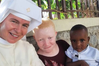 Una religiosa misionera polaca de la SMA con algunos de los niños que ayudan en Tanzania