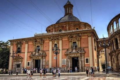 La Basílica de los Desamparados, adyacente a la catedral de Valencia, celebra un Jubileo mariano con una ruta urbana llena de historia