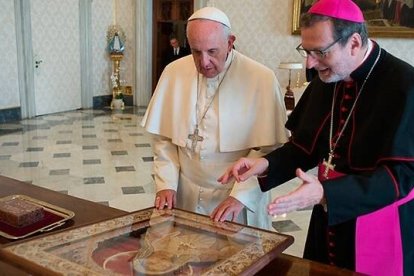 Claudio Gugerotti en 2015, cuando era Nuncio en Bielorrusia, con el Papa Francisco