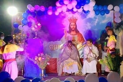 Cristo Rey, o Cristo Rajá, en 2022 en la India, con adoración eucarística y toques kitsch