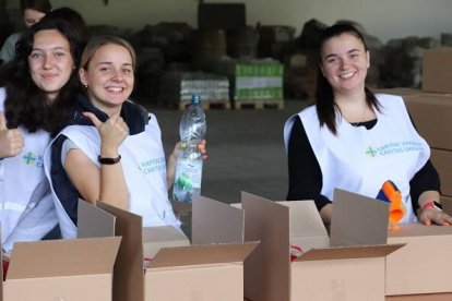 Jóvenes voluntarias en Cáritas Ucrania, la Cáritas grecocatólica... con la guerra, más de 5.000 personas se presentaron a ayudar