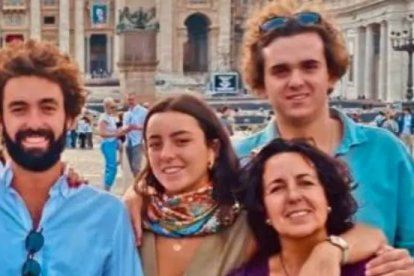 Diego, en el centro de la foto, y Álex, a la derecha, en una foto familiar en Roma.