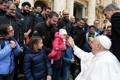 El Papa Francisco saluda a unos niños durante su audiencia y catequesis del miércoles