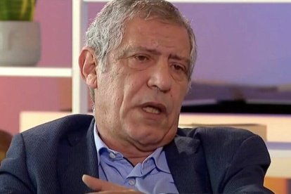 El seleccionador portugués Fernando Santos encontró la fe ya de mayor. En una entrevista reciente asegura que habla con Dios cada día y que lo que más le impresionó fue descubrir la importancia de la Pasión.