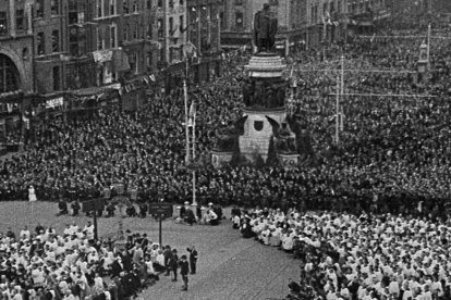 Congreso Eucarístico de Dublín en 1932, en una captura de la filmación de British Paté y el Irish Film Institute titulada 'Un millón de personas de rodillas durante el culto', en referencia a la procesión del Santísimo.