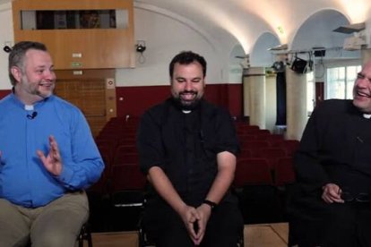 Vuelven los tres curas de Red de Redes con su catequesis desenfadada, a veces con muchas risas