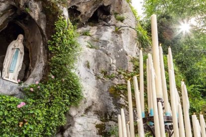 La Virgen se apareció en Lourdes en 1858, desde entonces millones de peregrinos han ido hasta este lugar.