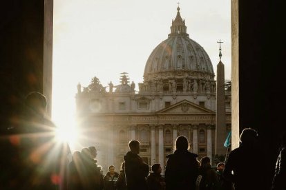 Los edificios vaticanos y la gente, dos aspectos de la Iglesia - foto de Josh Applegate para Unsplash