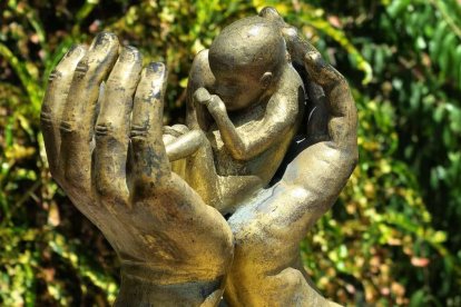 El genocidio del aborto es promovido y consentido y signo de una sociedad anestesiada ante la barbarie. Foto: H. Hach / Pixabay.