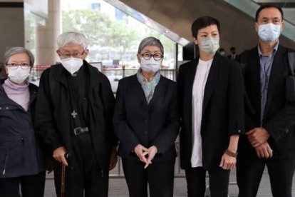 El cardenal Zen, de 90 años, y compañeros del fondo que ayudaba a manifestantes pro-democracia, multados con 492 euros... una pena leve