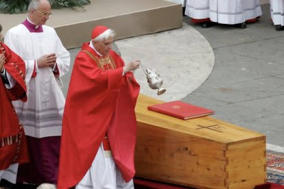 Otro de los grandes hechos singulares tendrá lugar el cinco de enero a las 9:30 de la mañana. Cuando el Papa Francisco presida el funeral, que no será de Estado, en la plaza de San Pedro de Benedicto XVI.