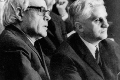 Joseph Ratzinger mantuvo buena relación con teólogos como Karl Rahner (en la foto, a su derecha), aunque no siguió la deriva de varios de ellos hacia una clara heterodoxia.