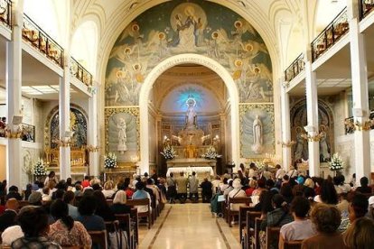 Oración en el santuario de la Medalla Milagrosa en la Rue du Bac de París.