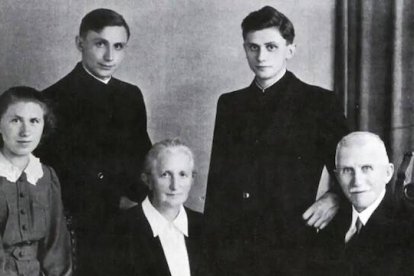 El joven estudiante Joseph Ratzinger, junto con su familia.