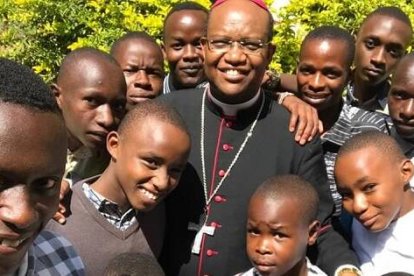 El obispo de Kitui, Kenia, visita el centro de rehabilitación infantil que sostiene Infancia Misionera