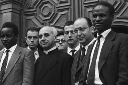 Jose María Albareda (en medio de la foto, con el alzacuellos) cofundó, junto con José Ibáñez-Martín, el CSIC, dándole una fuerte impronta católica, habida cuenta de la conciliación entre ciencia-fe, tan característica de esta religión.