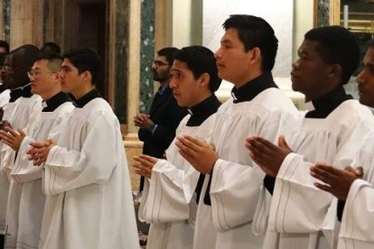 Estudiantes novicios y seminaristas en Roma y Pamplona de la Fundación CARF, de muchos países distintos