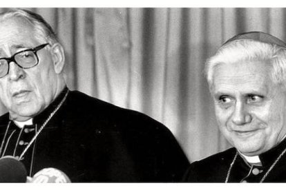 Dos grandes figuras de la Iglesia universal, los cardenales Joseph Ratzinger (1927-2022) y Marcelo González Martín (1918-2004), arzobispo de Toledo, en un encuentro en España antes de la elevación al pontificado del futuro Benedicto XVI.