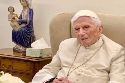 Los casi diez años últimos de Benedicto XVI han sido de una entrega silente y orante por la Iglesia y la fe de los sencillos.