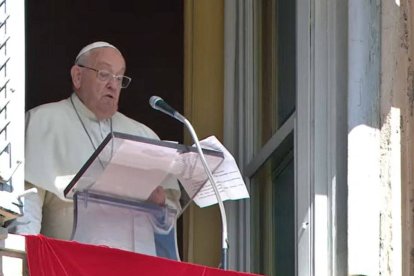 Francisco lee la lista de los nuevos cardenales tras el Ángelus dominical en la Plaza de San Pedro.