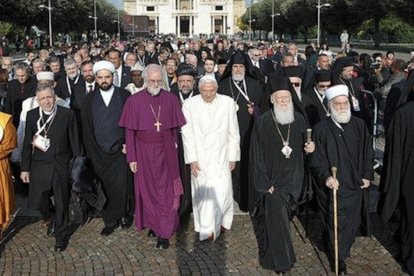 "El Papa Benedicto dio el valiente y humilde paso de renunciar al papado, el primer Papa en hacerlo desde el siglo XV. Al hacer esta elección libremente reconoció la fragilidad humana que nos afecta a todos", ha comentado el líder de los anglicanos.