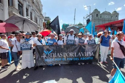 `Nuestra presencia delante de los centros de aborto es fundamental. No podemos consentir que las mujeres que se acercan allí piensen que es la única salida´, afirman los responsables de la organización provida.