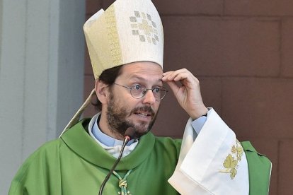 "Quizá algunos piensen hoy que es más eficaz invertir en comunicación para lograr impactos cuantificables en la opinión pública. Pero el Evangelio no se comunica como una idea o como una de las opciones de un menú", dice el cardenal.