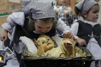 En una sociedad consumista y descristianizada urge recuperar el Adviento y la Navidad, dotándoles de todo su sentido.