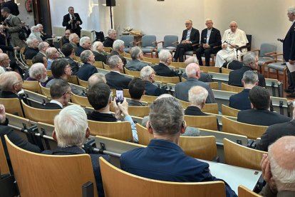 "La comunidad es más importante que el sacerdote. El sacerdote es un servidor de la comunidad", dijo el Papa.