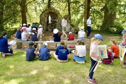 Un grupo de niños reza ante la imagen de la Virgen en el santuario. Foto: Ritrit.fr
