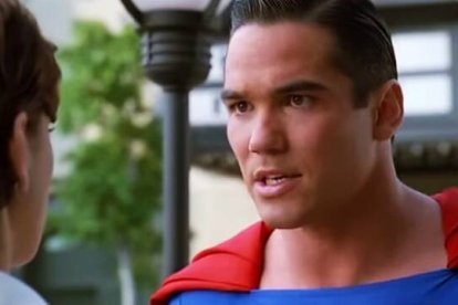 Dean Cain (en la foto, interpretando a Supermán en la serie `Lois & Clark´), cuestiona las producciones que suprimen los valores y la moral de los superhéroes para adaptarlos a los nuevos tiempos: se dirige a quienes `mueven los hilos´.