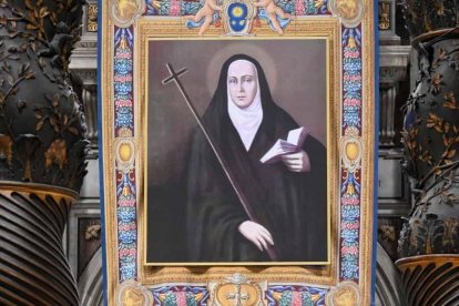 El tapiz de Santa Mama Antula, entre las columnas del baldaquino de la Basílica de San Pedro el día de su canonización.