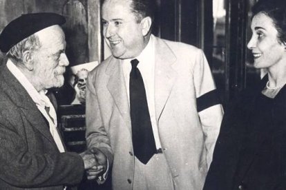 Un anciano Pío Baroja con el editor de Planeta, José Manuel Lara y su esposa, María Teresa Bosch