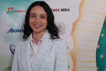 Angélica Chong sonríe en el photocall en Madrid de Guadalupe Madre de la Humanidad