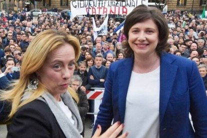 Giorgia Meloni (izquierda) y Carolina Varchi, abogada penalista y diputada impulsora de la ley contra los vientres de alquiler, en un acto público en 2023.