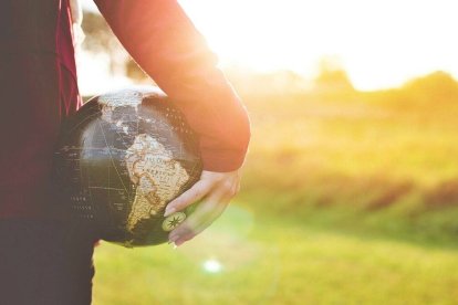 Al estructurar una cartera de inversiones, debemos evitar aquellas que promuevan prácticas contrarias a los valores fundamentales de la Iglesia, como la explotación humana, el daño al medio ambiente o la injusticia social. Foto: Ben White / Usnplash.