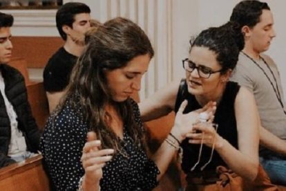 Un momento de oración e intercesión en un Rise Up con jóvenes