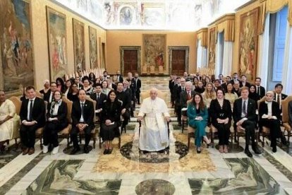 Francisco, con los asistentes a la cumbre G7 Inclusión y Discapacidad, una iniciativa del gobierno italiano. Foto: Vatican Media.