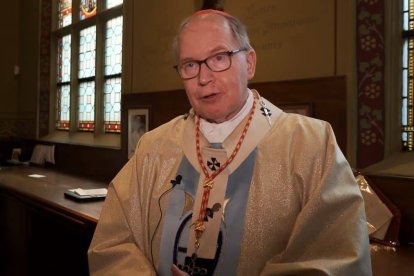 El cardenal Willem Eijk, en una entrevista en la catedral de Utrecht en abril de este año. Captura Katholiekleven.