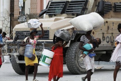 El obispo Pierre-André Dumas fue sometido a dos intervenciones quirúrgicas tras resultar herido el pasado domingo por una explosión en la casa donde se alojaba durante una visita a Puerto Príncipe.
