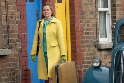 En El Club de los Milagros una mujer vuelve a casa tras 40 años fuera, con una maleta de heridas