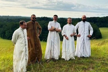 Sacerdotes de las misiones del Instituto Cristo Rey Sumo Sacerdote en Gabón. Don Alexis Rouquayrol, con sotana marrón, el segundo por la izquierda.