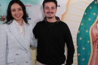 La actriz Angélica Chong, y el guionista Josepmaria Anglès posan presentando la película Guadalupe