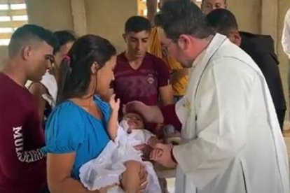 Frei Moisés recorre varios ríos amazónicos, incluyendo el Purus, bautizando en sitios remotos que visita una vez al año